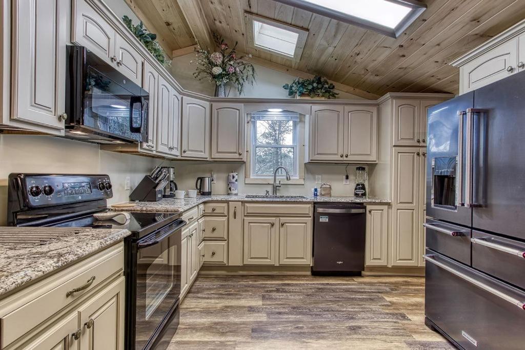 Whispering Winds, Hot Tub, Game Room, Wifi, 1089 Free Tickets Each Paid Day, Dollywood And More Gatlinburg Εξωτερικό φωτογραφία