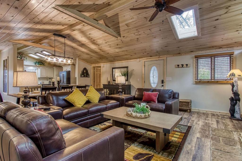 Whispering Winds, Hot Tub, Game Room, Wifi, 1089 Free Tickets Each Paid Day, Dollywood And More Gatlinburg Εξωτερικό φωτογραφία