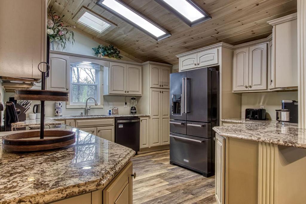 Whispering Winds, Hot Tub, Game Room, Wifi, 1089 Free Tickets Each Paid Day, Dollywood And More Gatlinburg Εξωτερικό φωτογραφία