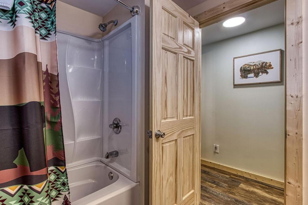 Whispering Winds, Hot Tub, Game Room, Wifi, 1089 Free Tickets Each Paid Day, Dollywood And More Gatlinburg Εξωτερικό φωτογραφία