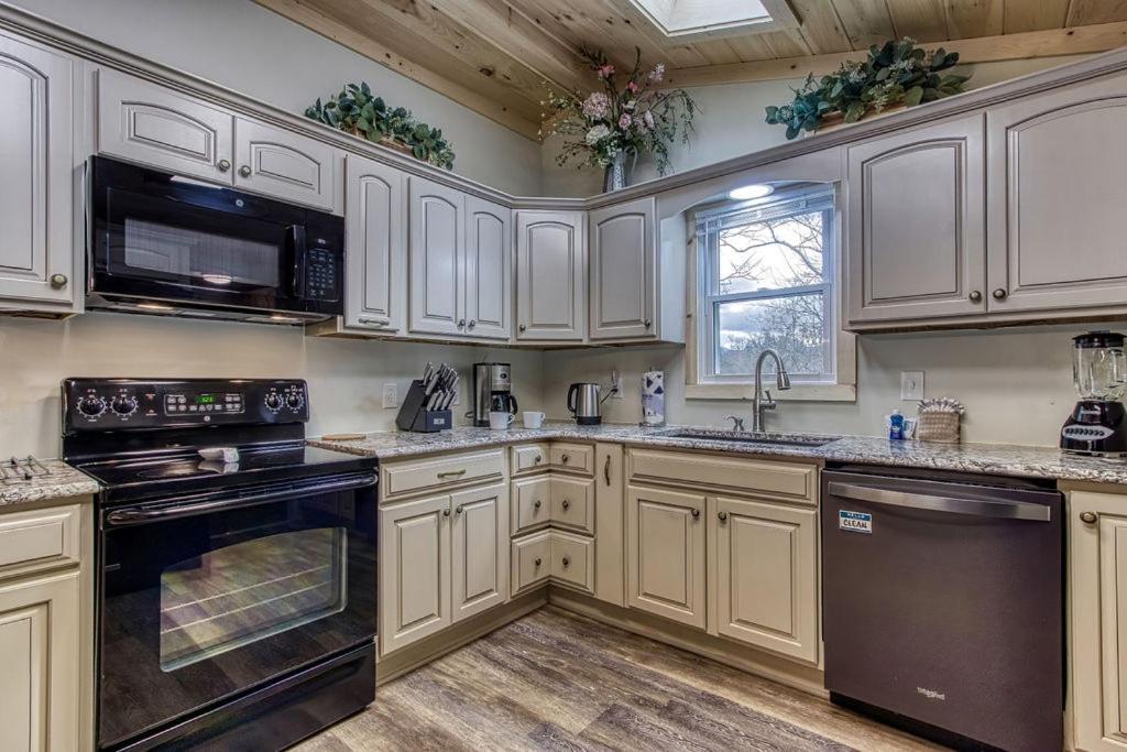Whispering Winds, Hot Tub, Game Room, Wifi, 1089 Free Tickets Each Paid Day, Dollywood And More Gatlinburg Εξωτερικό φωτογραφία